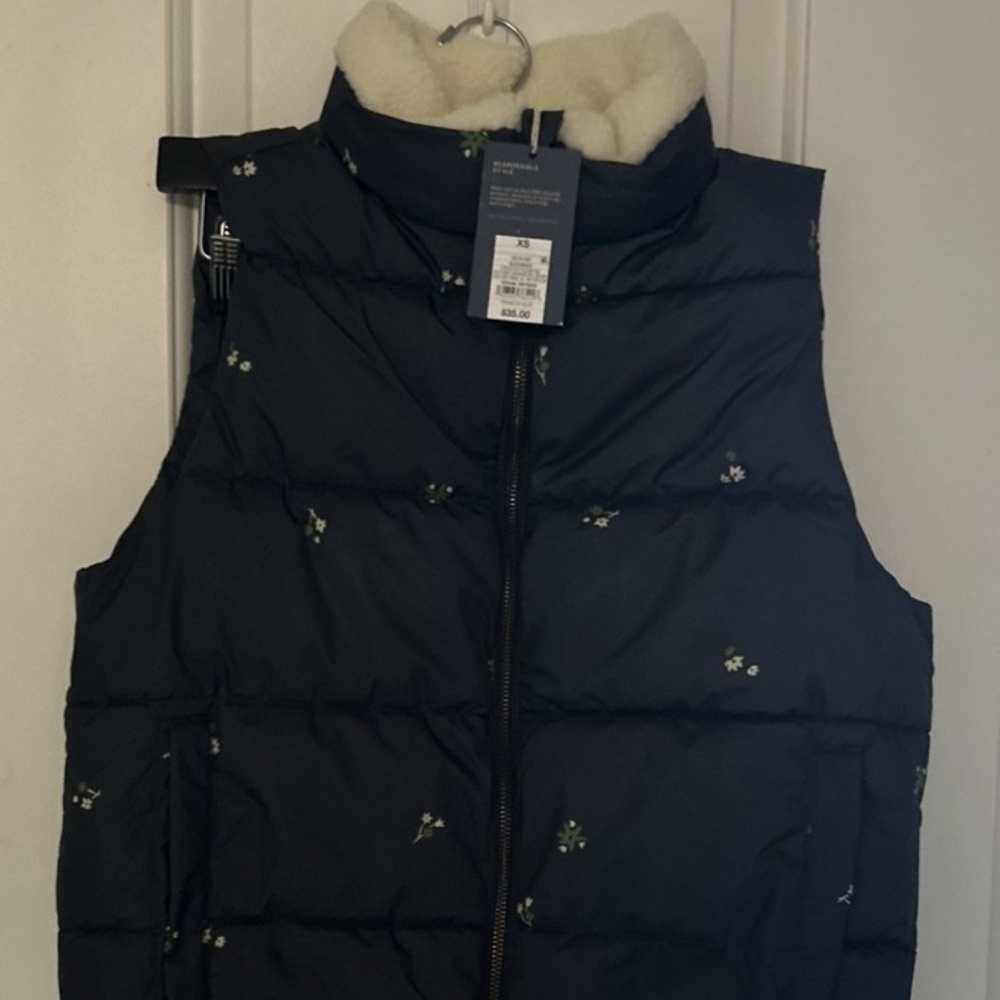 Women’s Universal Thread Puffer Vest Blue Floral NWT • Sherpa Collar